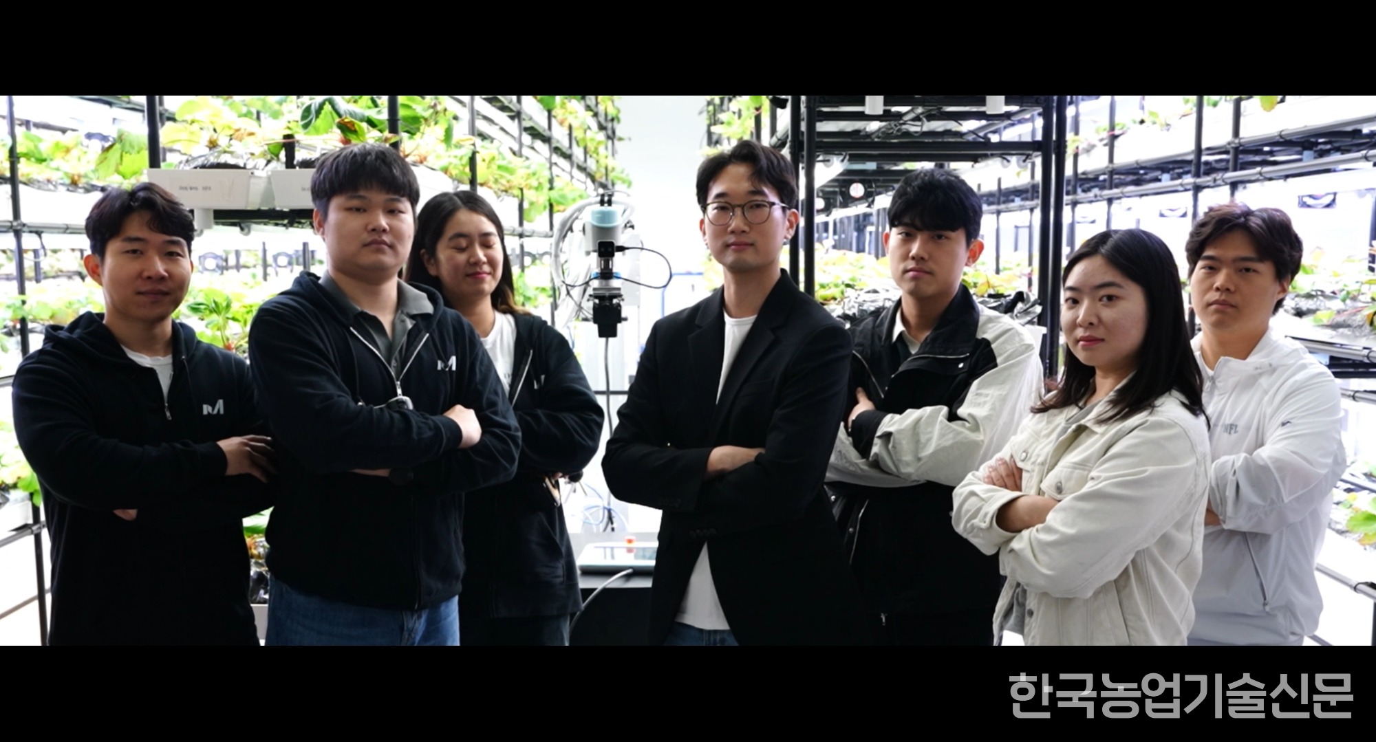 메타파머스 이규화 대표(가운데)는 농업 인력난과 먹거리 산업 위기 등의 어려움을 기술 개발로 극복할 수 있다고 확신하며 수확 로봇 개발 등에 나서고 있다.
