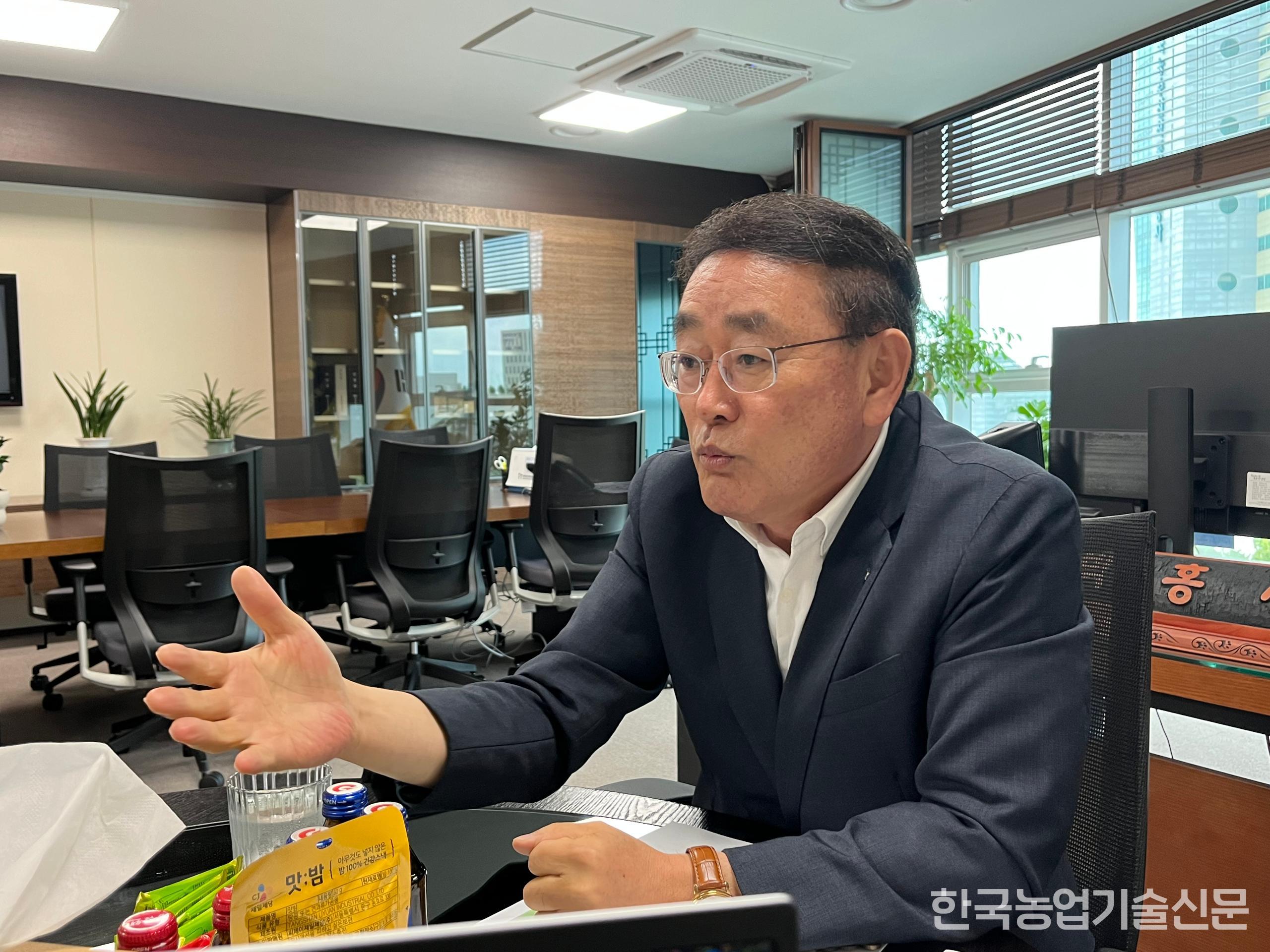 박홍재 신임 원장이 13일 본보와의 인터뷰에서 향후 농기평 운영 방안 등에 대해 이야기하고 있다.