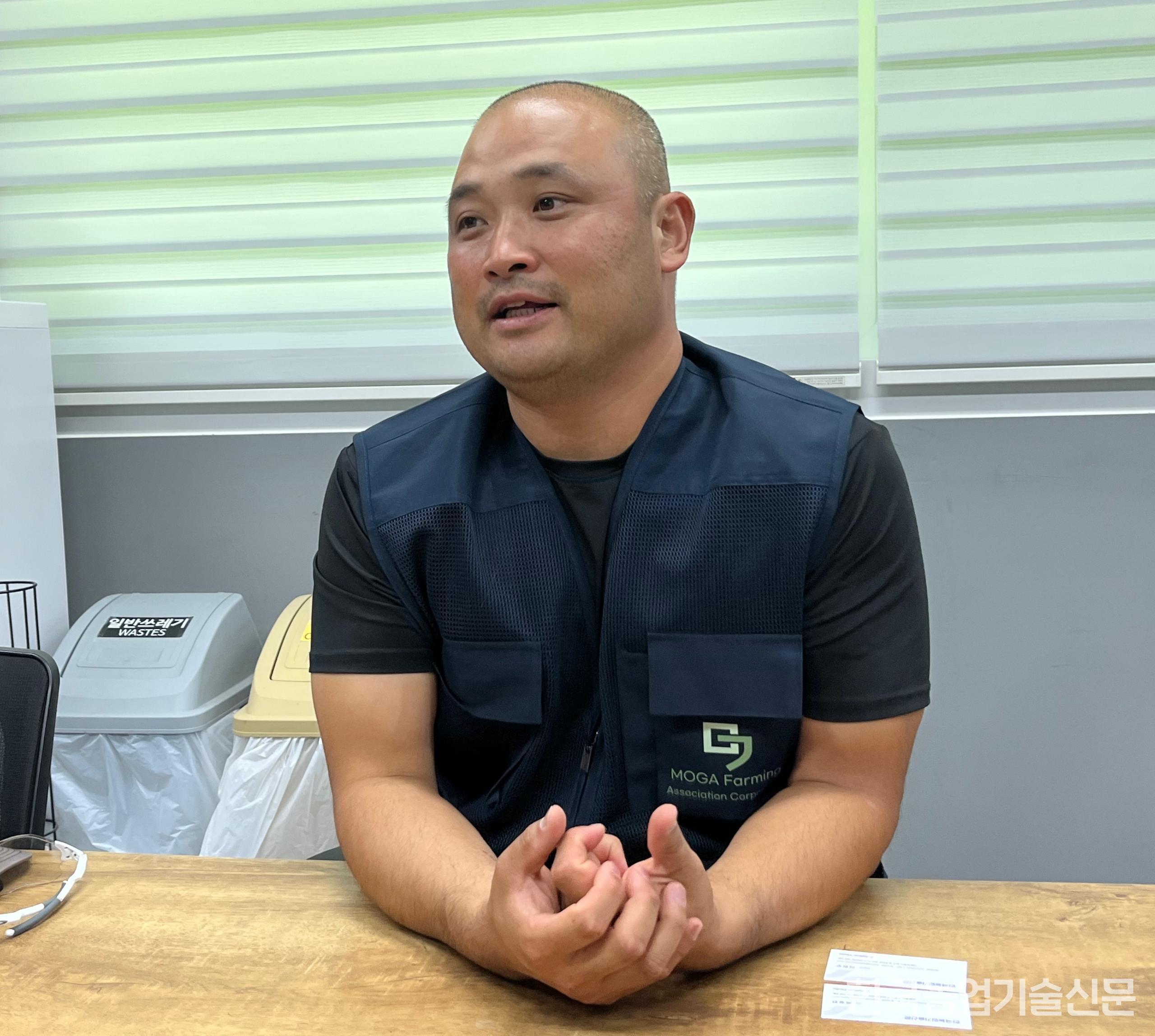 이상진 대표가 인터뷰 질의에 대해 응답하고 있다.