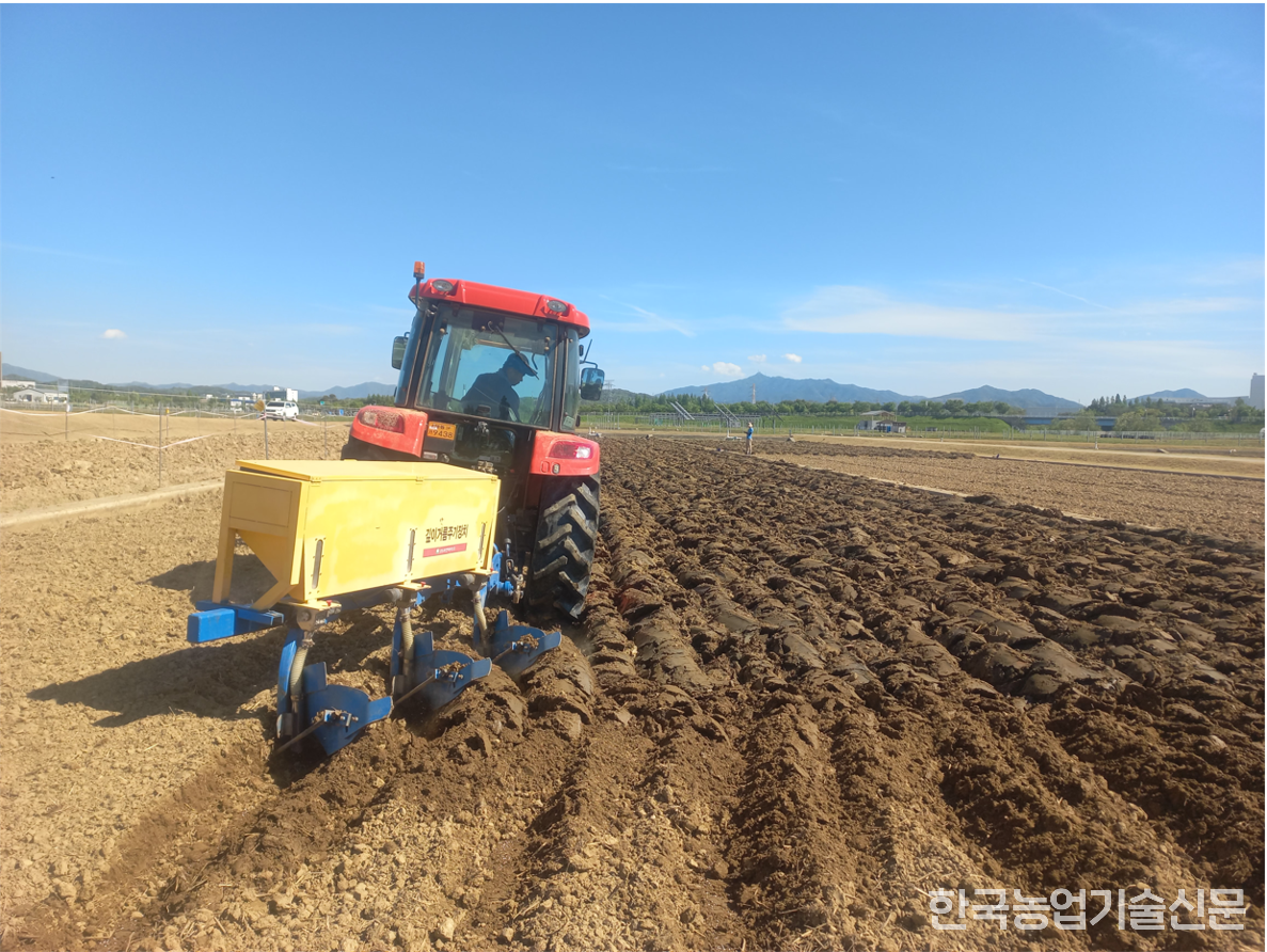 Se realizan labores agrícolas utilizando un arado de tractor agrícola equipado con un dispositivo de fertilización profunda. (Foto=Administración de Desarrollo Rural)