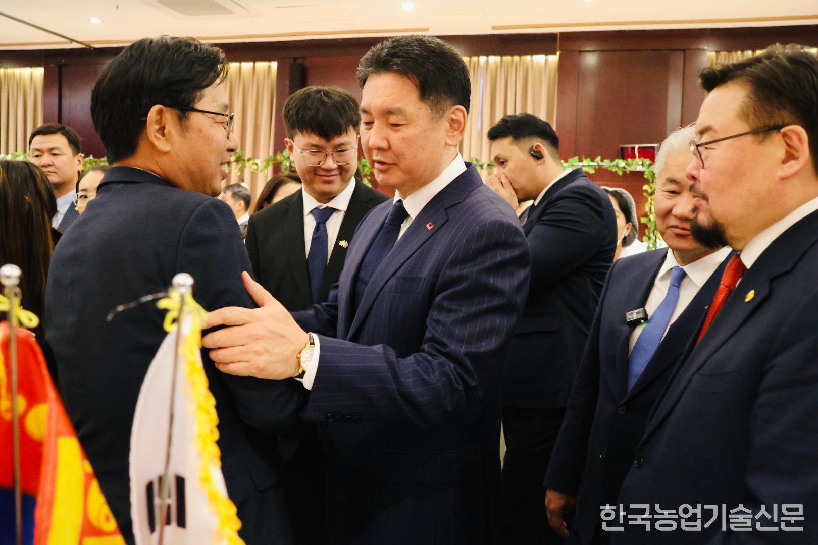 오흐나 후렐수흐 몽골 대통령(가운데)와 오명규 소장(왼쪽)이 성과 보고회에서 인사를 나누고 있다.