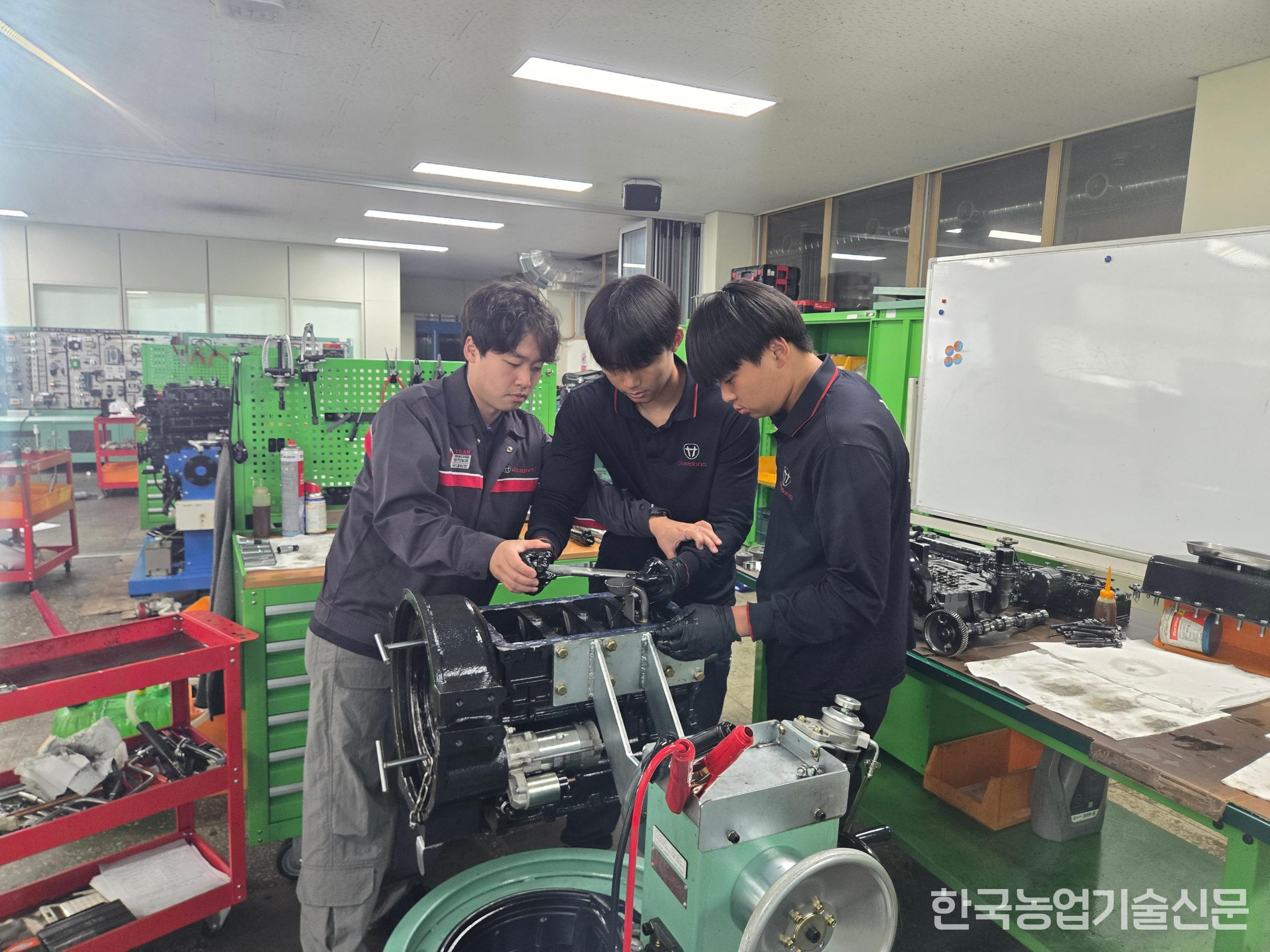 대회 준비로 바쁜 학생들과 이를 지도하는 황민호 교사(왼쪽)