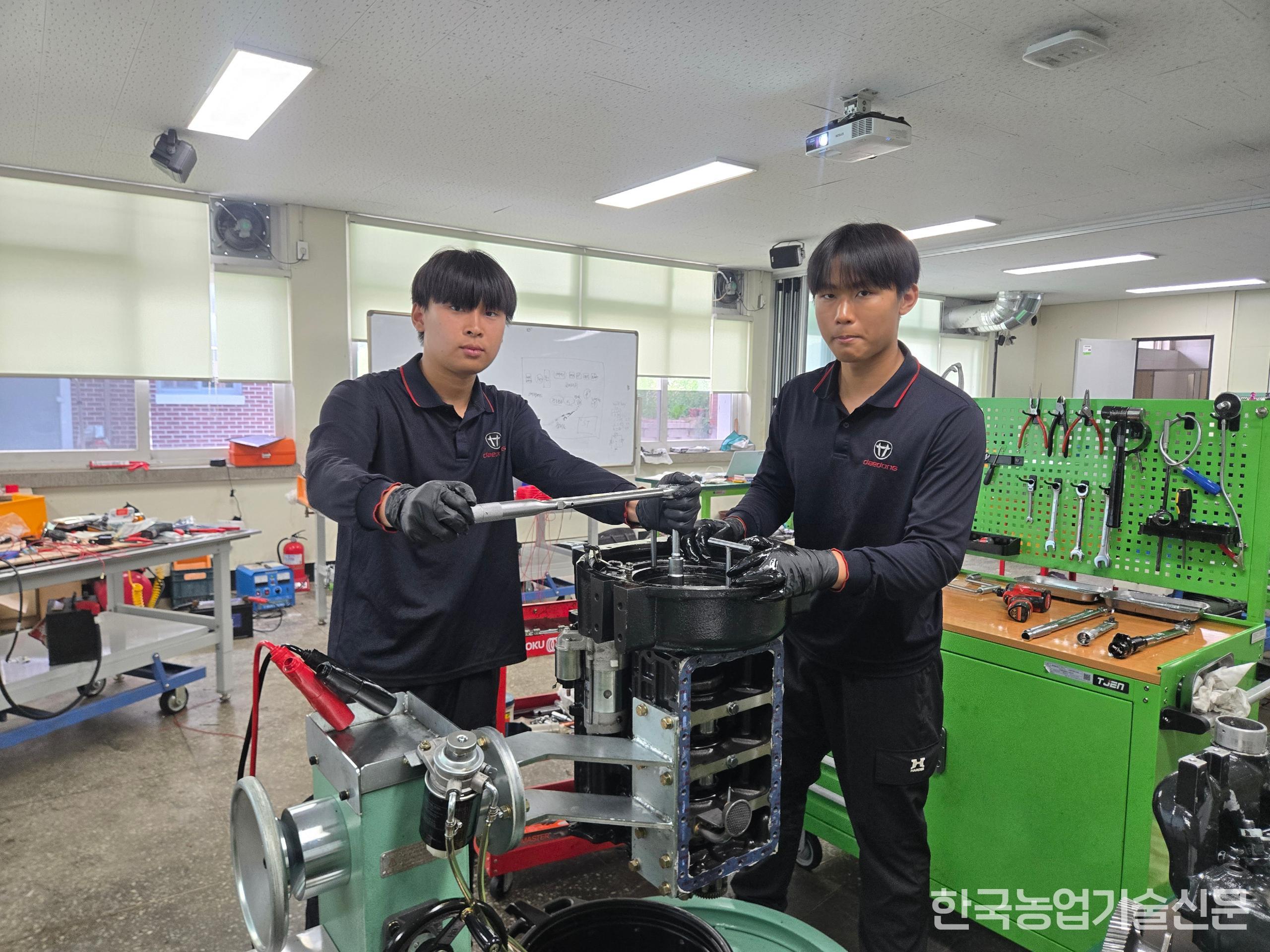 실습에 여념이 없는 정연성(왼쪽), 한두진 군.