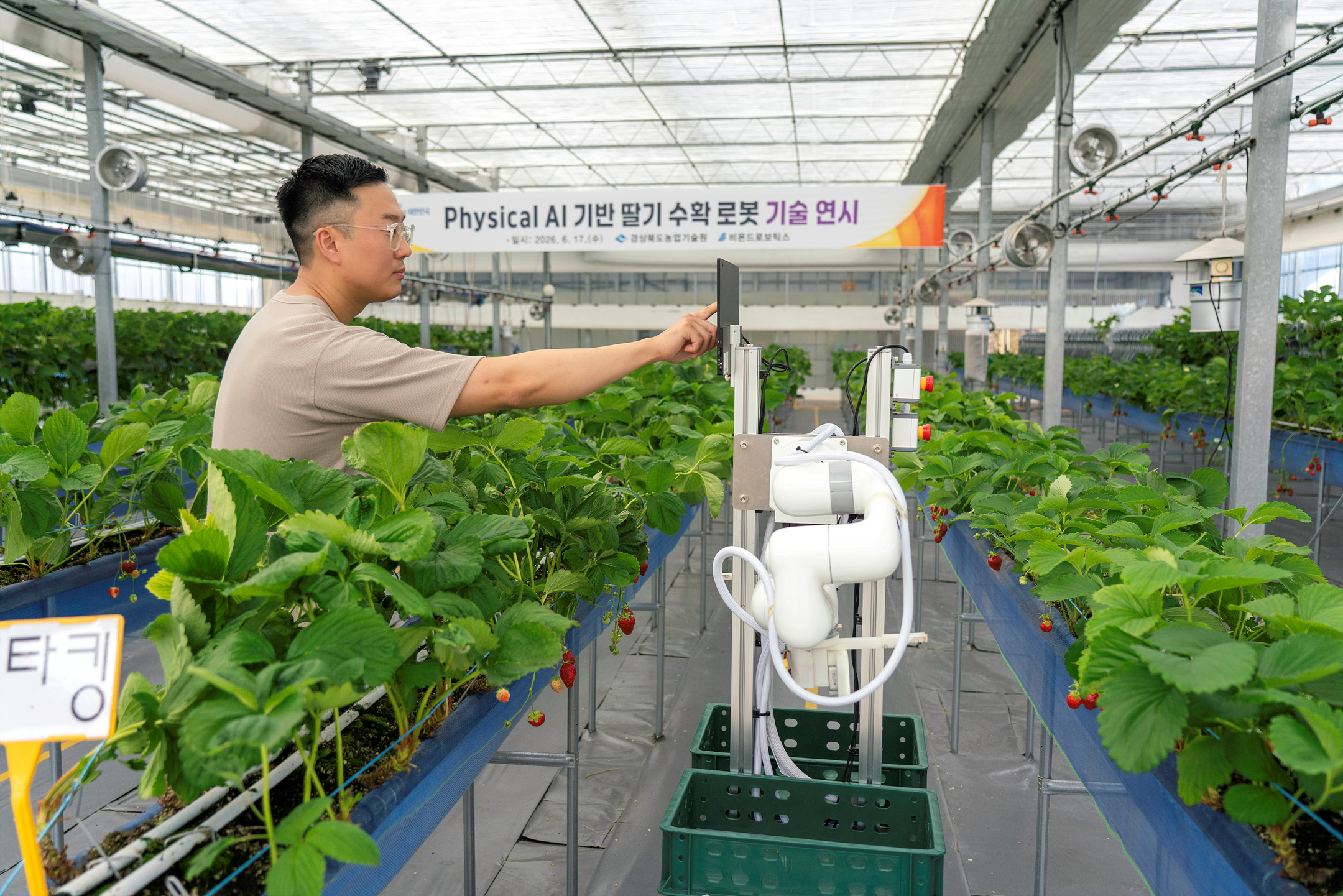 로봇 관리제어 스크린을 확인하고 있는 변성호 대표이사.(사진 = 비욘드로보틱스 제공)