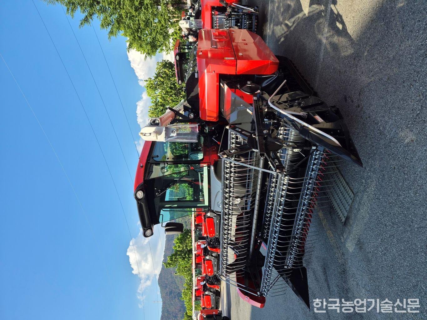 Daedong's newly unveiled bean combine DSF85 (Photo courtesy of Daedong)