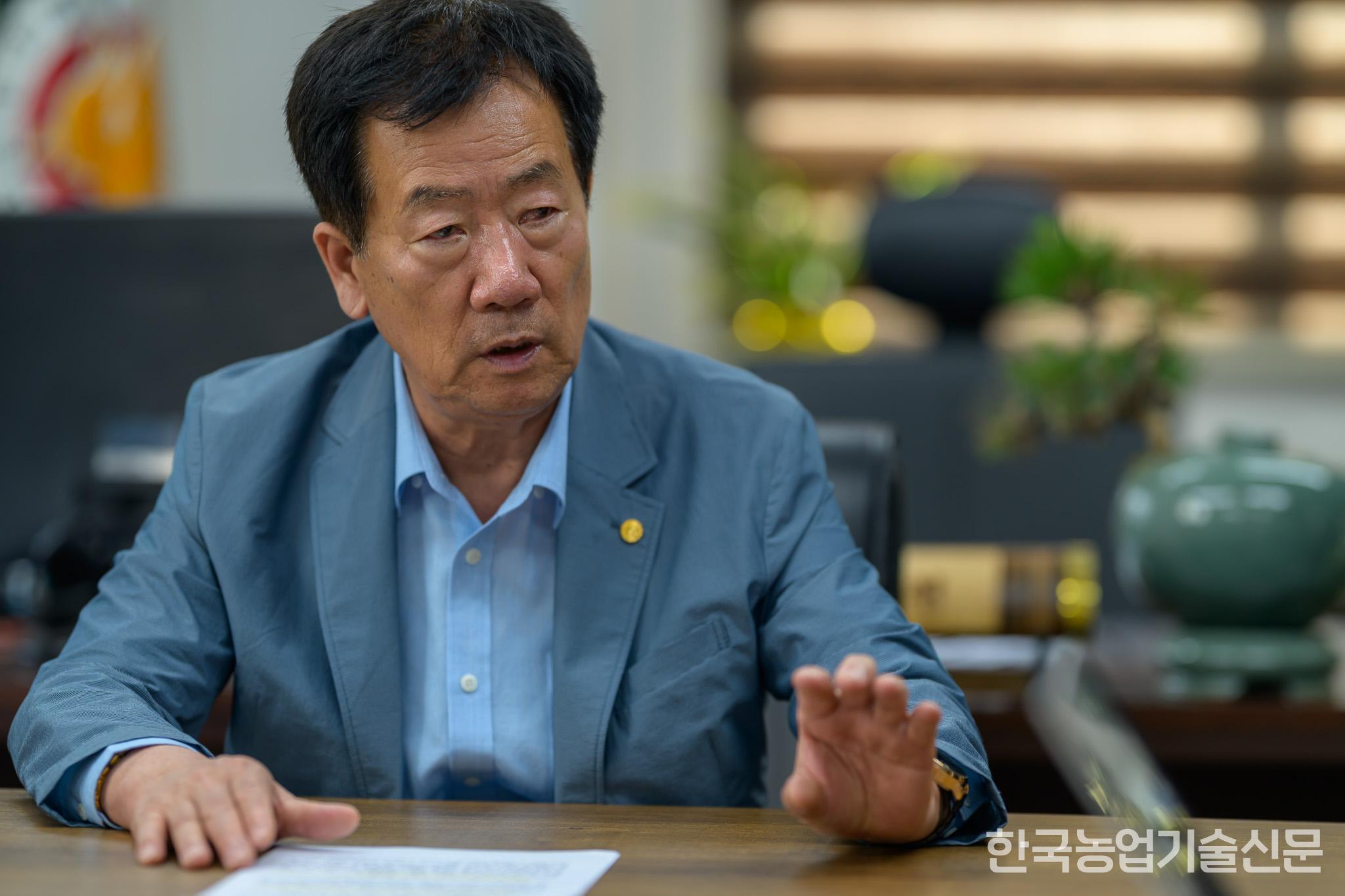 Nhân dịp Hiệp hội Hanwoo Toàn quốc kỷ niệm 27 năm thành lập, ông Min Kyung-cheon, Chủ tịch Hiệp hội Hanwoo Toàn quốc, đã trả lời phỏng vấn Báo Công nghệ Nông nghiệp Hàn Quốc vào ngày 16 tháng 9. (Ảnh do Hiệp hội Hanwoo Toàn quốc cung cấp)