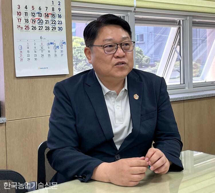 김태우 센터장이 질문에 대답하고 있다.