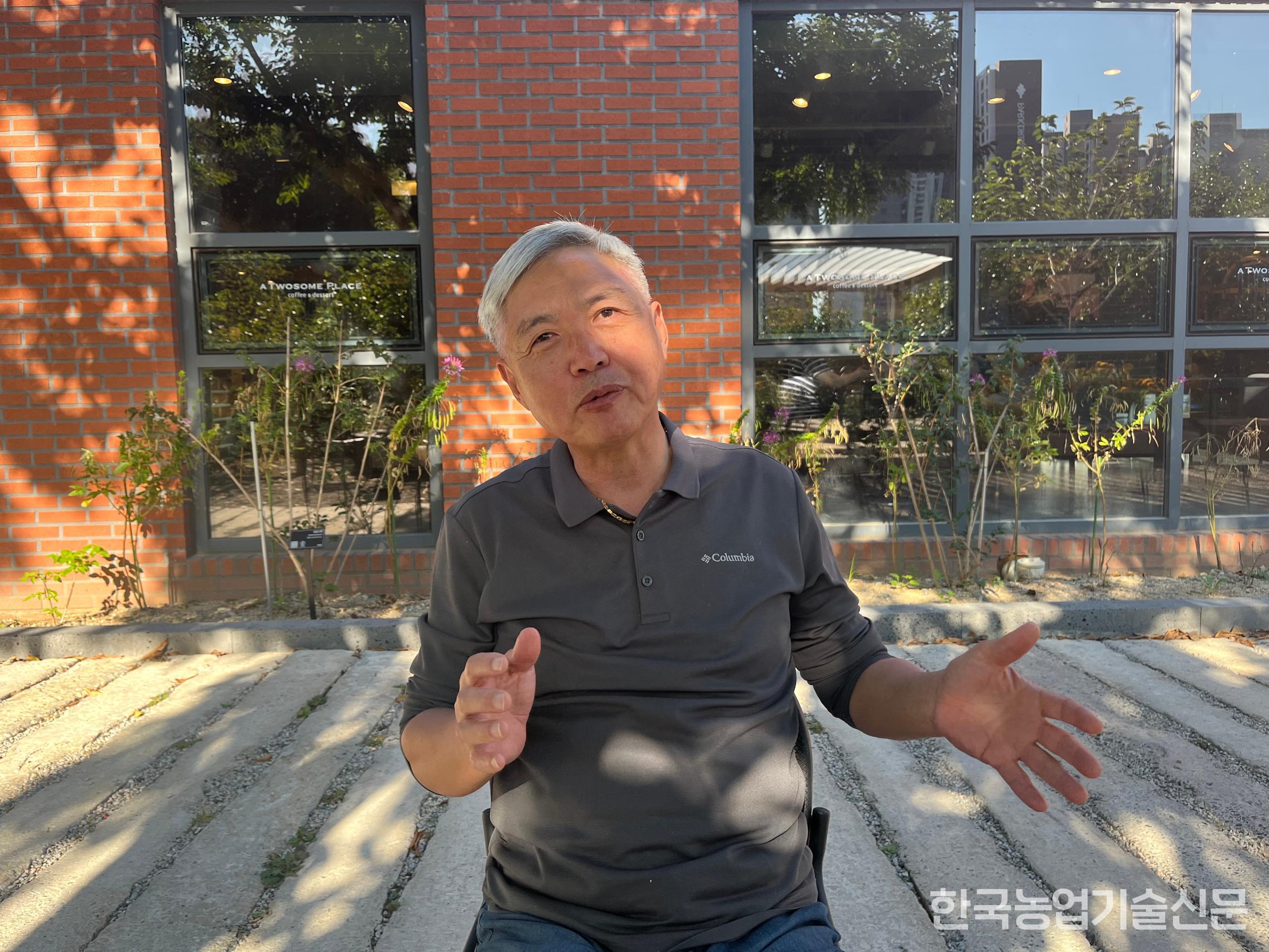 Ông Kwon Taek-yoon, cựu Cục trưởng Cục Hợp tác Kỹ thuật thuộc Cơ quan Phát triển Nông thôn, đang trả lời các câu hỏi phỏng vấn.