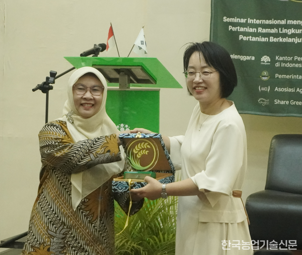 Đại diện Seo Yoon-kyung (bên phải) đã tổ chức 'Hội thảo Nông nghiệp Quốc tế 2026' cùng Hiệp hội Nông nghiệp Ớt Indonesia tại Bandung, tỉnh Tây Java, Indonesia, và tổ chức lễ kỷ niệm hợp tác nông nghiệp bền vững với chính quyền tỉnh Tây Java, Indonesia. (Ảnh do Share Green cung cấp)