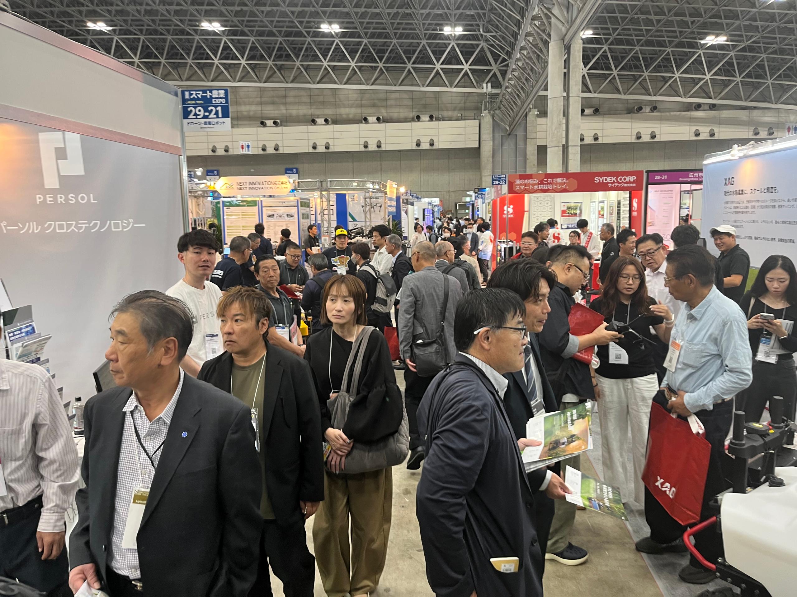 去る7日、J-AGRI 2026の展示会場に多くの人々が押し寄せた。