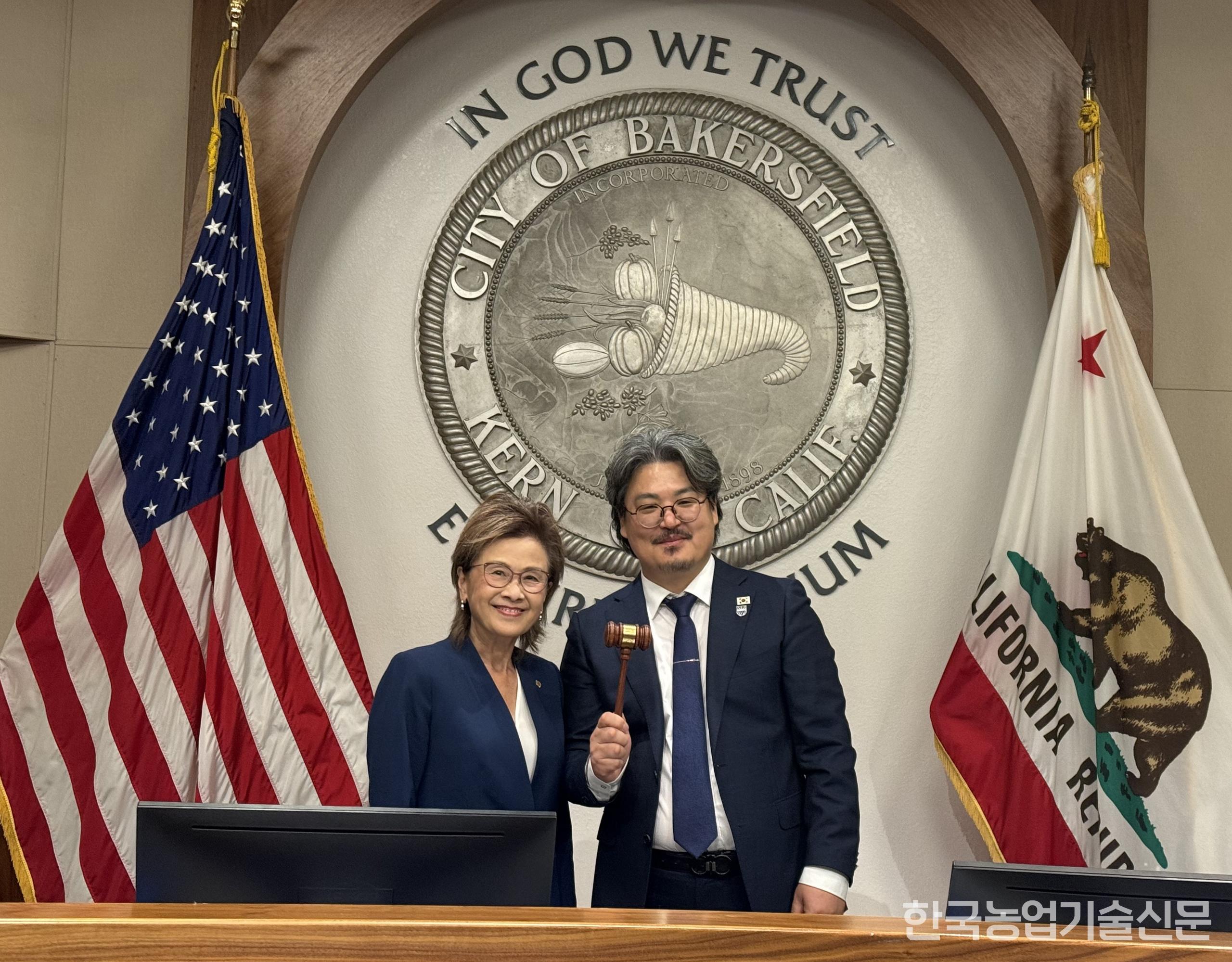 Bakersfield Mayor Karen Goh (left) and Sungho Corporation CEO Park Sung-ho are taking a commemorative photo.