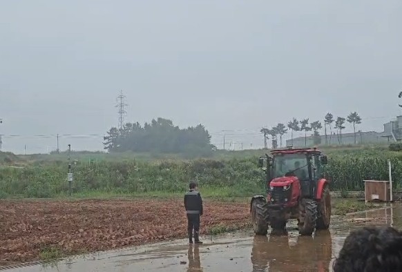 키트가 적용된 트랙터가 사람을 식별하고 우회하고 있다.(사진=긴트제공)