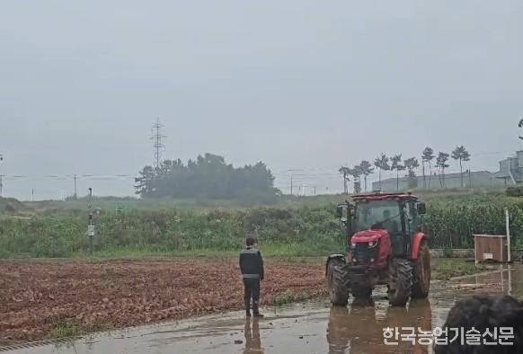 긴트의 키트를 부착한 트랙터가 사람을 식별하고 우회하고 있다.