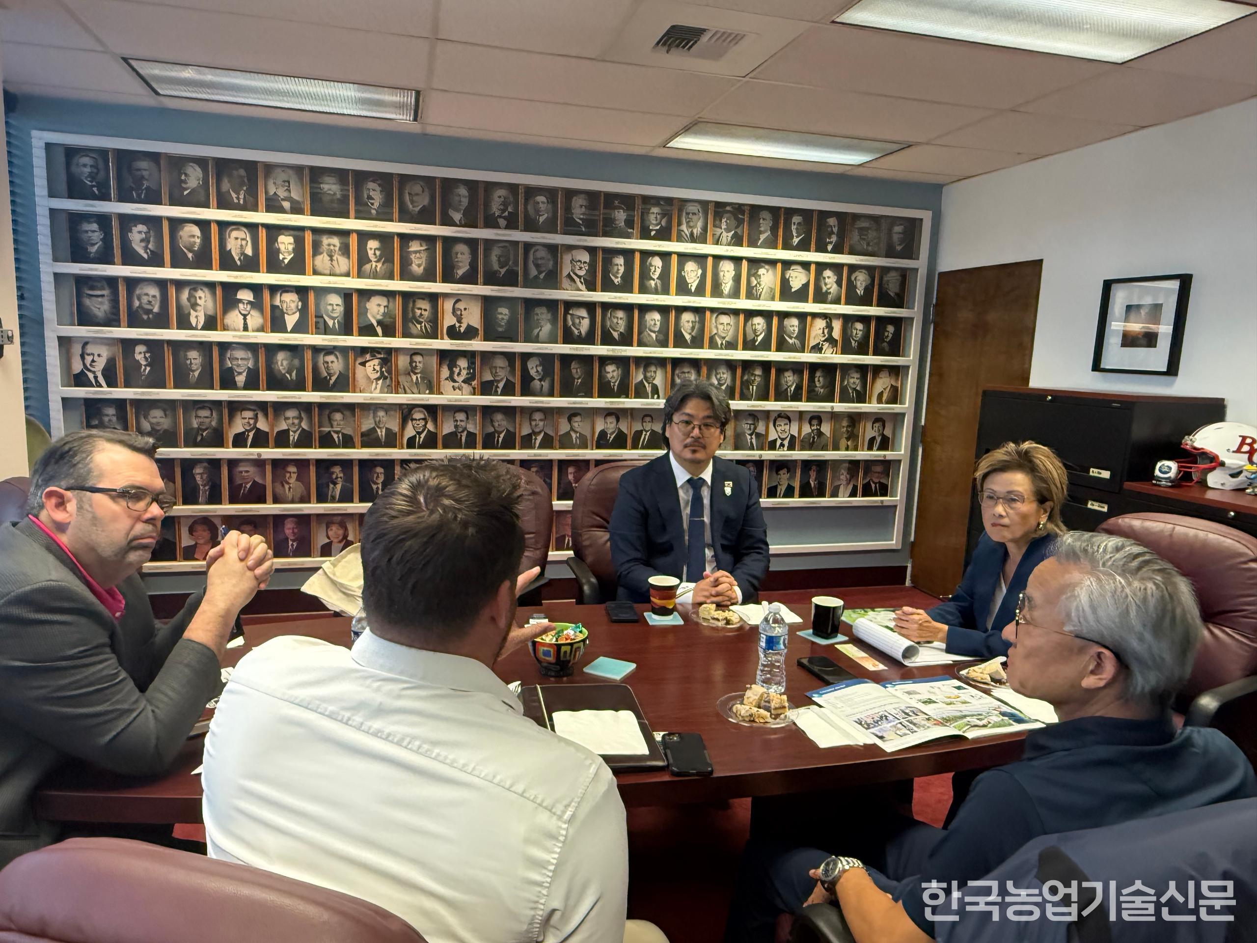 CEO Park Sung-ho held a meeting with Mayor Karen Ko and local government officials.
