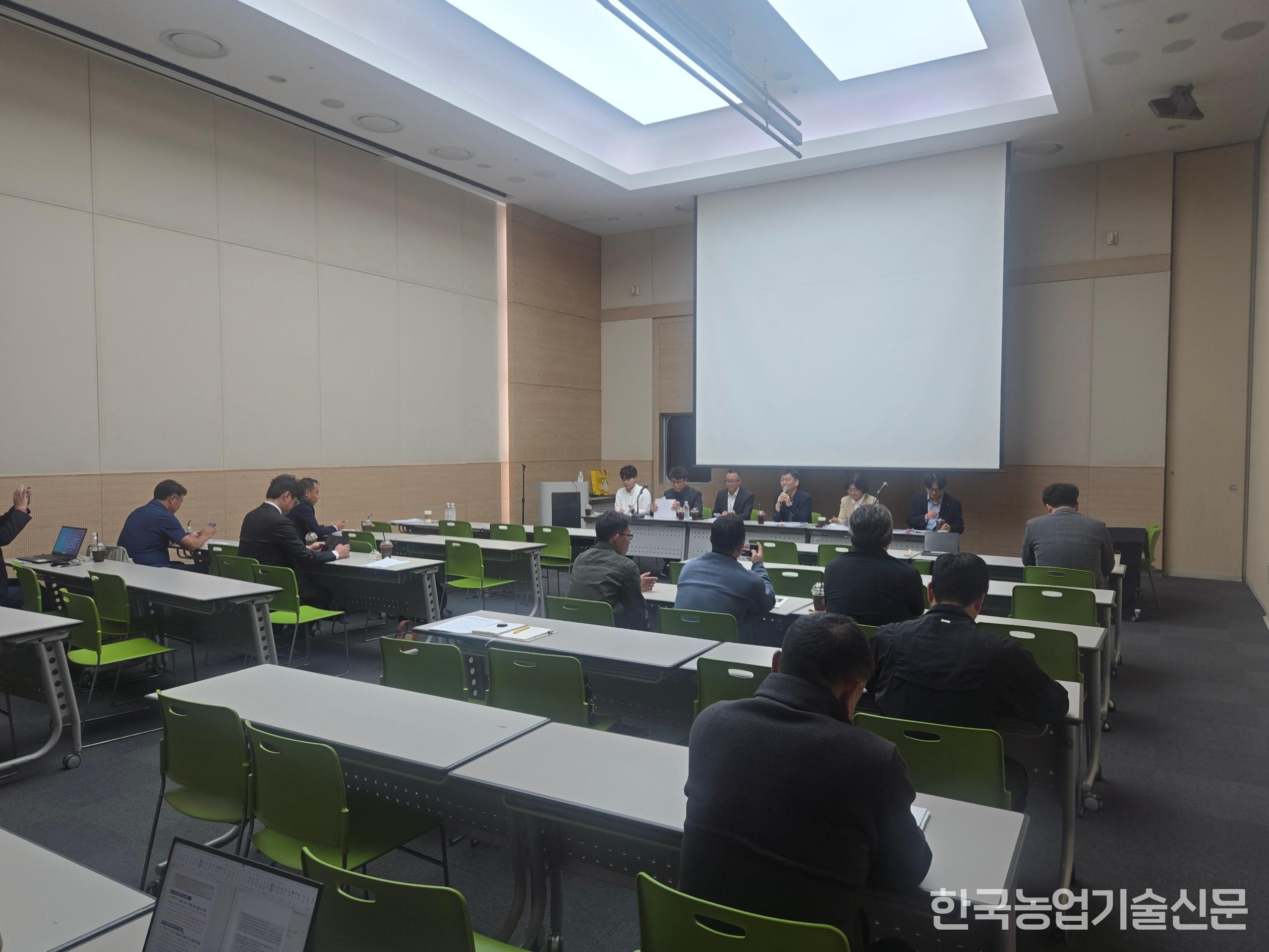 한국농업기계학회는 21일 ‘농업기계 현장기술 확산 및 전문 인력 양성 방안’을 주제로 특별세션을 개최했다.