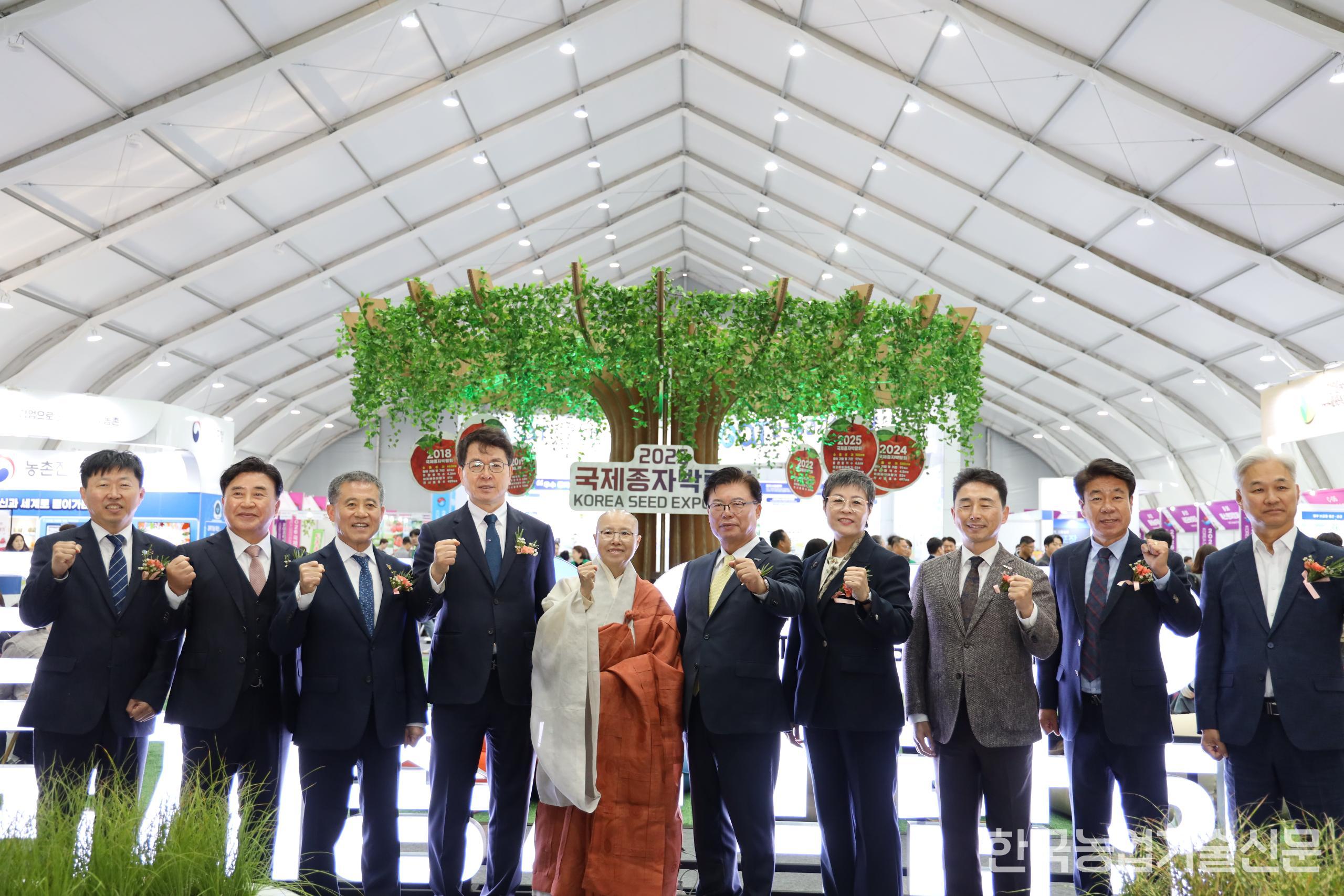 (왼쪽 세 번째부터)정성주 김제시장, 김정욱 농산업혁신정책실장, 선재스님, 이석형 한국농업기술진흥원장, 이정장 김제시의장 등이 기념 사진을 촬영하고 있다.